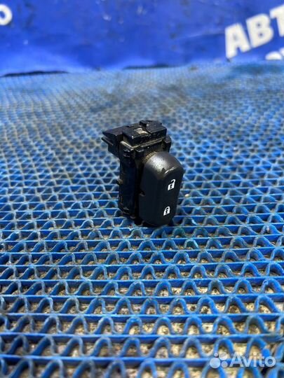 Кнопка центрального замка Cadillac Cts 1 седан LP1