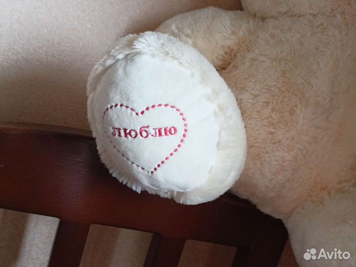 Большой плюшевый медведь