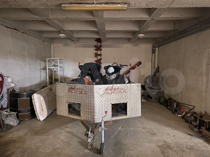 Машиноместо, > 30 м²