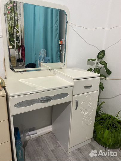 Туалетный столик с зеркалом бу