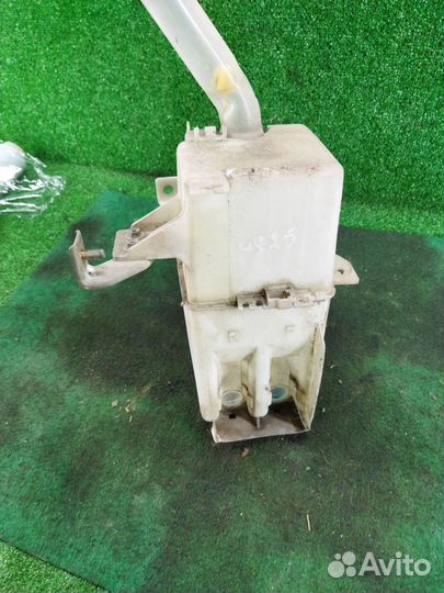 Бачок омывателя Mitsubishi Outlander 1