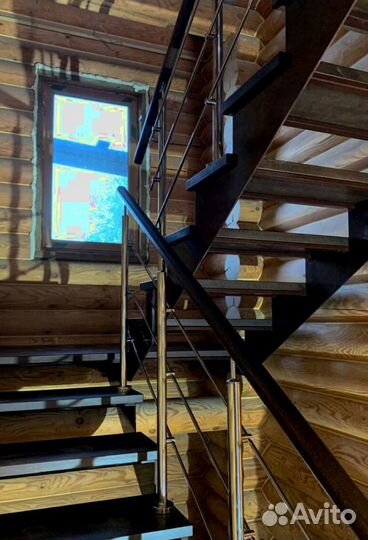 Лестница на металлокаркасе закрытого типа