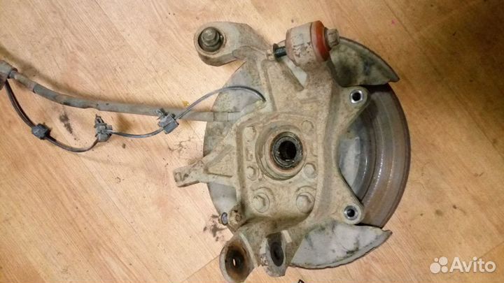 Кулак цапфа задний левый Subaru Tribeca 3.0