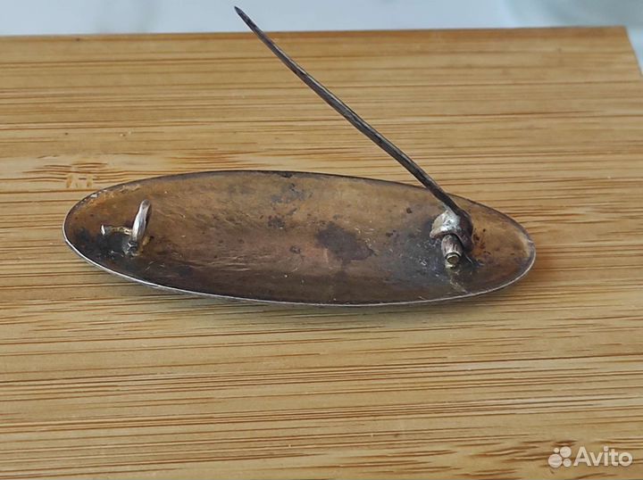 Брошь серебро 84 пробы гильошированная эмаль