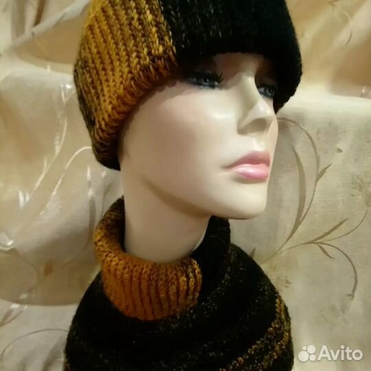 Вязаная женская шапка и манишка