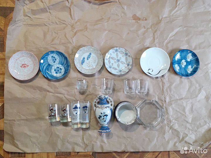 Разная посуда рюмки, блюдца, кувшин