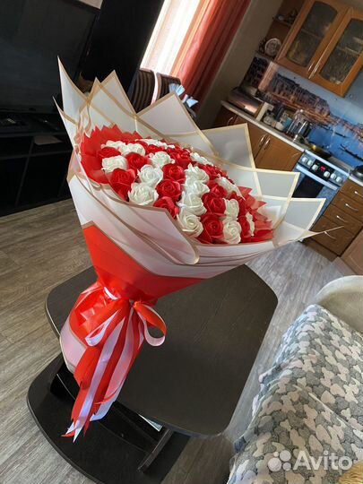 Мыльные букеты из 51 розы