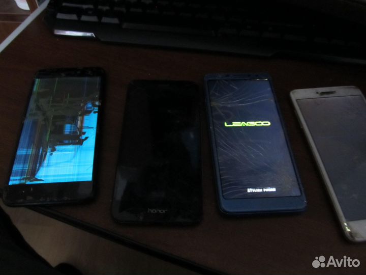 Планшеты с разбитым экраном и телефоны