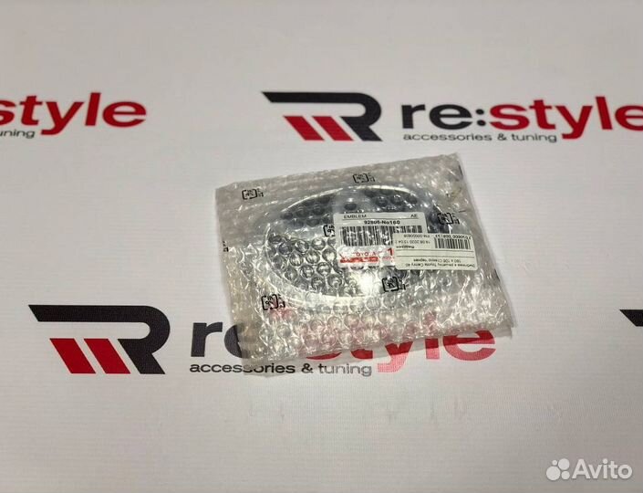 Эмблема в решетку Toyota Camry 40 R685