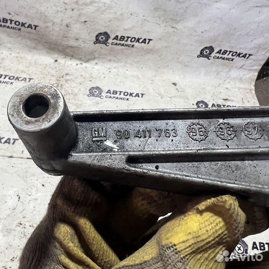 Кронштейн ролика грм Opel Vectra B