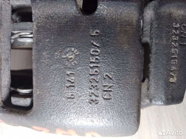 Суппорт передний Mitsubishi Carisma