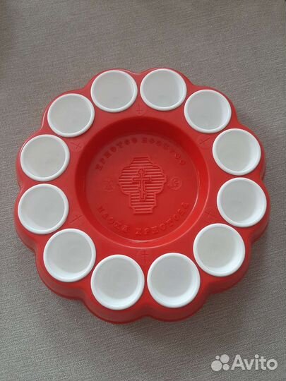 Тарелка и свеча для пасхи