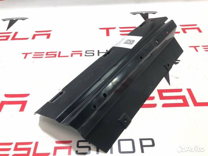 Кронштейн (крепление) коврового покрытия багажника