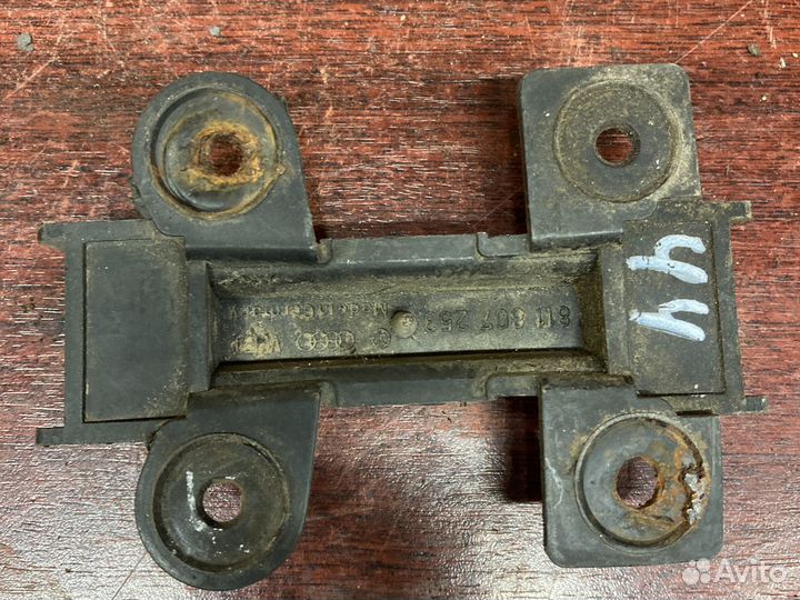 Направляющие бампера ауди 100 с3