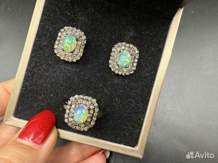 Комплект с опалом и бриллиантами серьги и кольцо