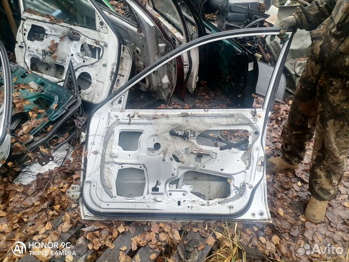 Дверь передняя правая mitsubishi carisma