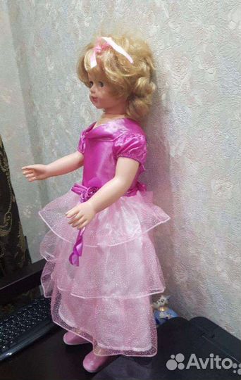 Кукла ходит за ручку