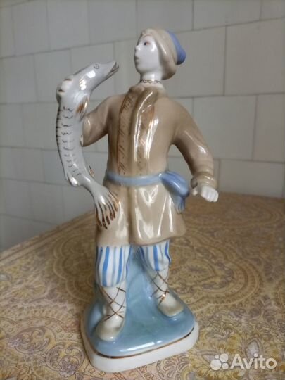 Фарфоровая статуэтка Емеля с щукой