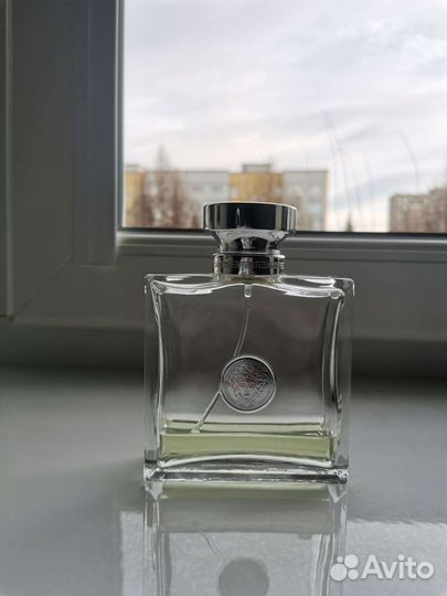 Флакон с парфюмом Версаче версенс