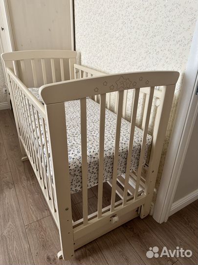 Детская кроватка с маятником