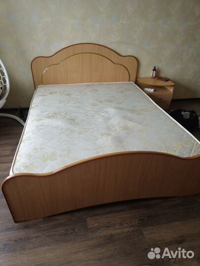 Кровать с матрасом