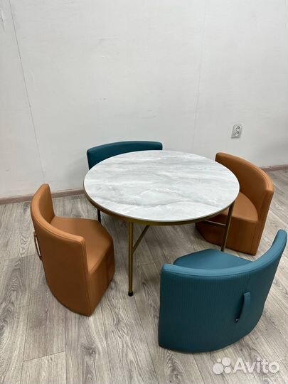 Стол со стульчиками