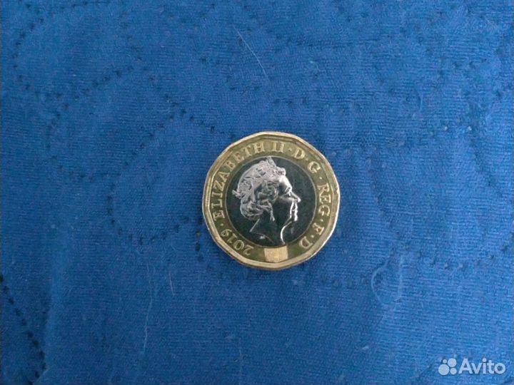 Монета one pound