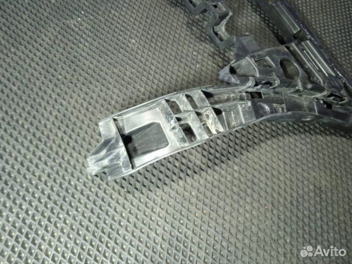 Кронштейн бампера задний правый Volkswagen Passat