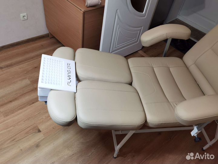 Новая. Вытяжка, педикюр, маникюр