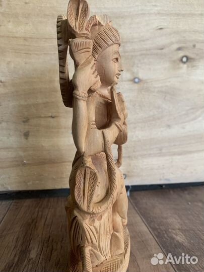 Статуэтка Лакшми из дерева