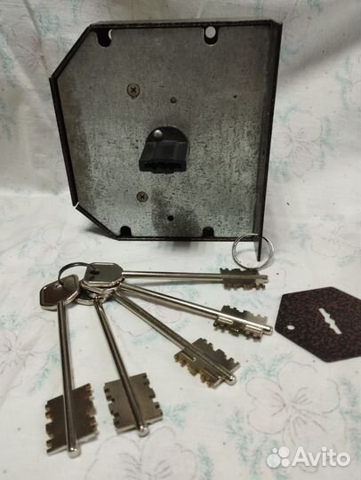 Замок дверной накладной