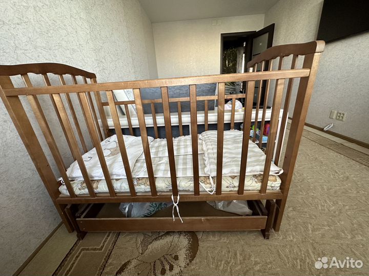 Детская кроватка с маятником