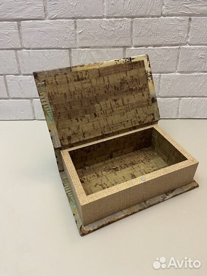Шкатулка в форме книги