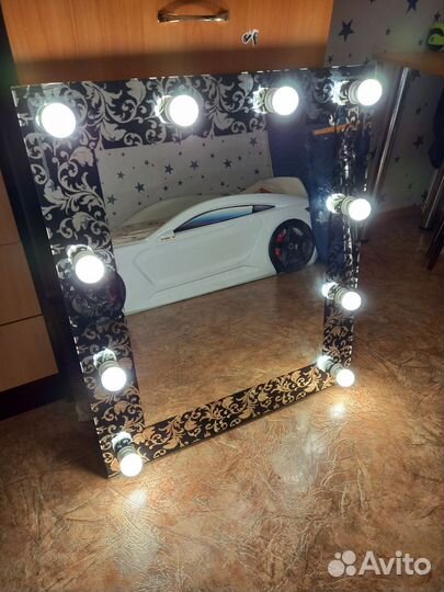 Гримерное зеркало с лампочками