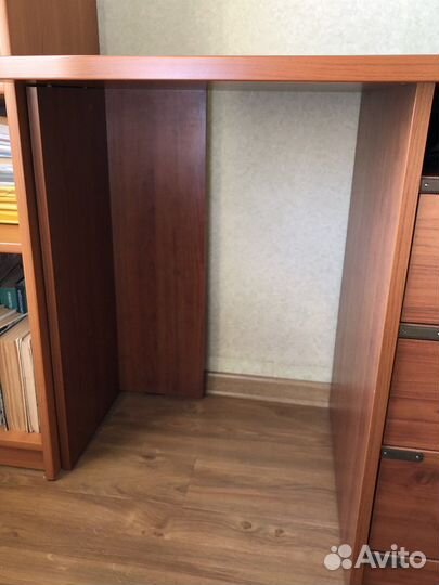 Стол стулья полка