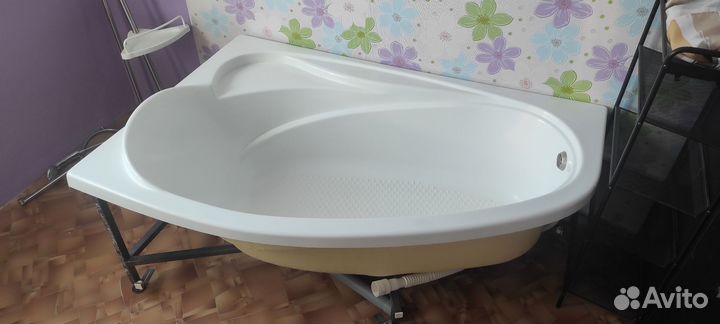 Угловая ванная Глория