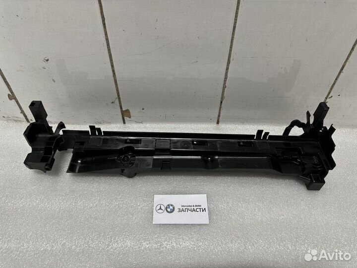 Кронштейн радиатора правый Mercedes W213 C238 C257