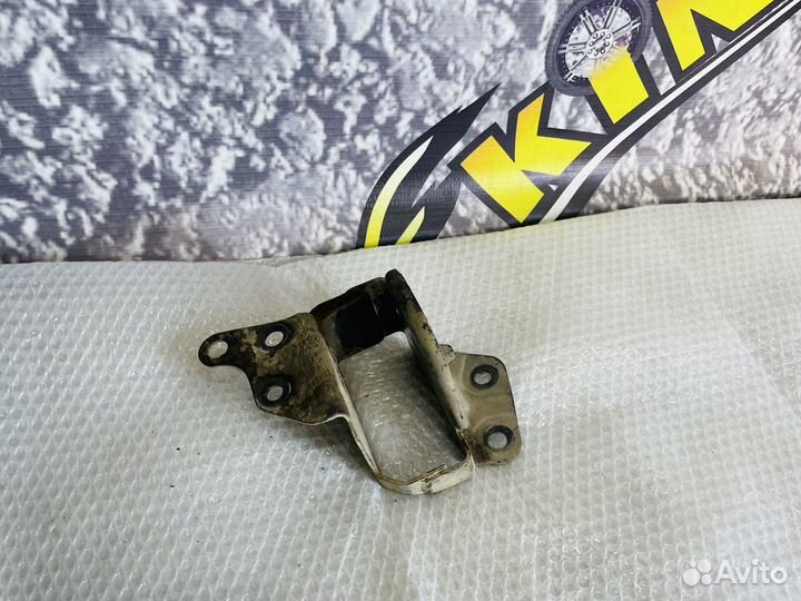 Кронштейн заднего рычага правый Nissan Juke F15