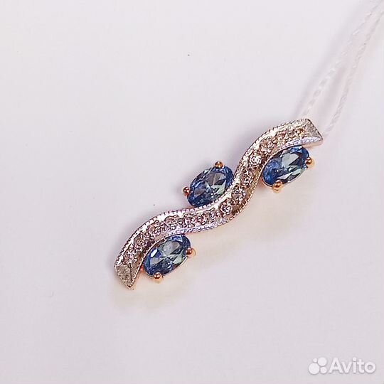 Золотая подвеска с камнем