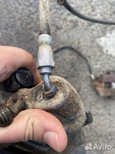 Форд Фиеста передние суппорта- тормозные цилиндры