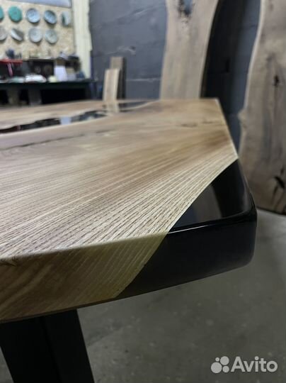 Стол из слэба и смолы / Стол из массива