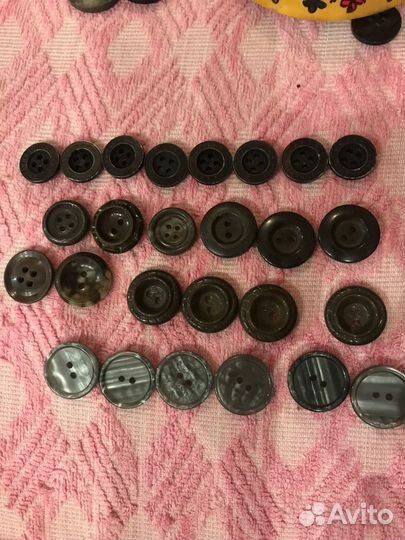 Пуговицы разные: серые, бежевые, красные, синие