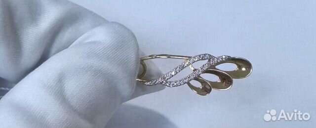 Золотая брошь с камнем