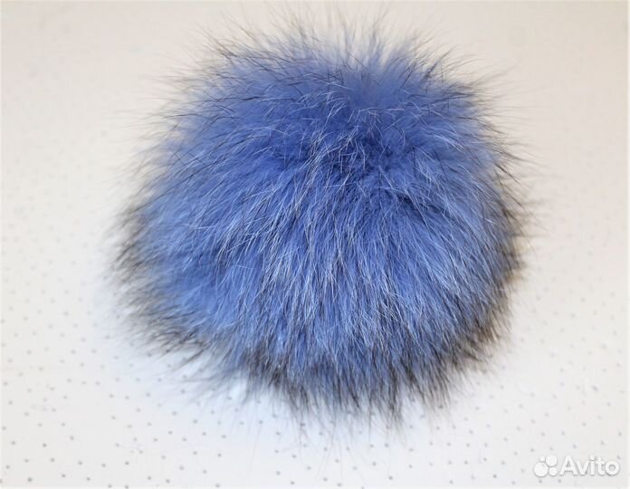 Помпоны. Из натурального меха темно-красные, голуб