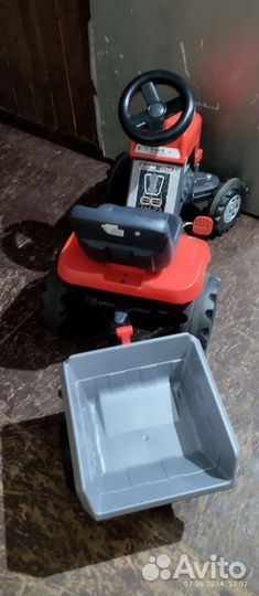 Трактор красный)