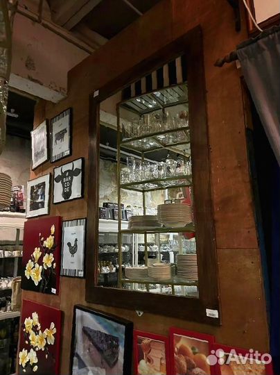 Большое зеркало в деревянной раме