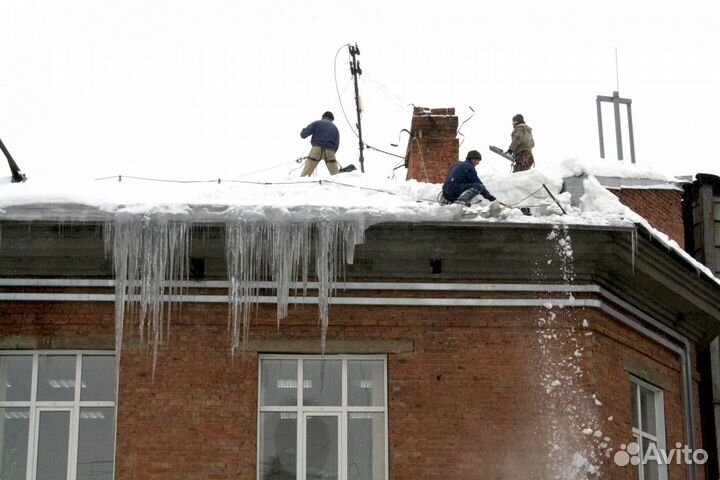 Чистка кровли от снега и наледи