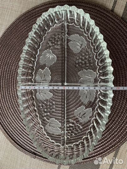 Стеклянное блюдо для сервировки стола