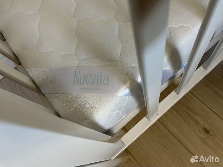 Детская кроватка с маятником