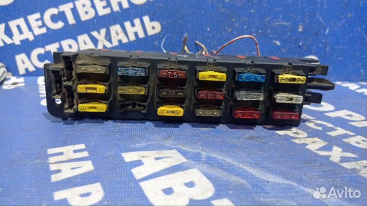 Блок предохранителей под капот Mercedes-Benz W202